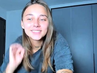 Amateur webcam babe showing her sexual goods