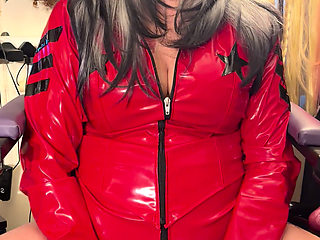 MISTRESS SHIRLEY HAVING A BREAK BETWEEEN SLAVES