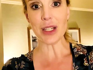 Solo MILF slut giving a hot masturbation sexy show