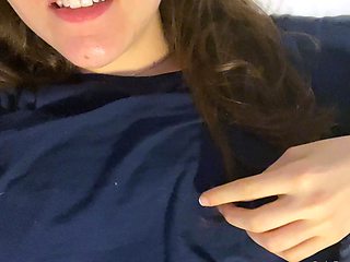 Brunette solo masturbation on webcam
