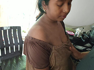 Dhire dhire davar aapne bhabhi ke boobs kiss kiya aaur bhabhi khush ho gai.