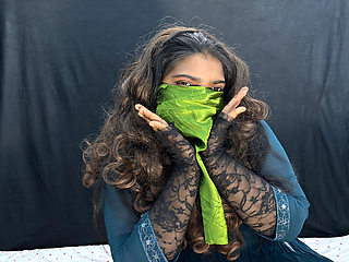 Akeli ladki ne apni chut mein ungali Dal ke Pani nikala