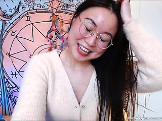 Yiming Curiosity 依鸣 - 2022 新年生活更新！应你们要求我说中文啦！- 中国留学生 美女网红主播