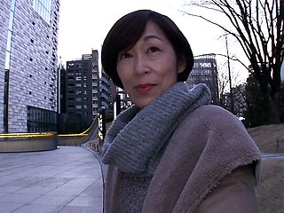 H077G02 A neat and clean 50-something mature woman with short hair appears in AV in search of a woman's pleasure!