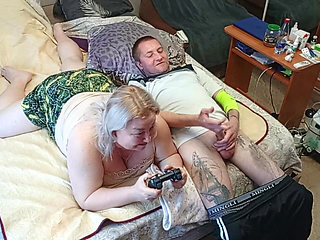 The Game of the Console Ended with a Blowjob From the Stepmom with Swallowing Sperm