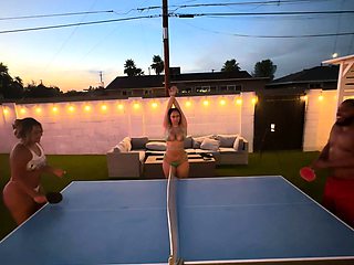 Amateur hottie fucked outdoor in public