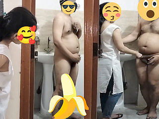 Indian bhabhi ne dever ko hilate huye dekha aur chudba li