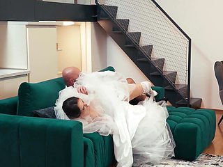 Young bride Vixi Rafi gets banged in the living room