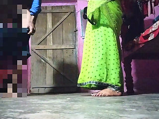 Desi Hindi sexy hot fucking by lifting the saree and standing in canoe style and making a mare