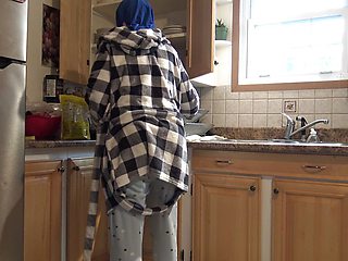 Syrian Housewife Gets Creampied by German Husband in the Kitchen