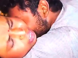 ब्लैंकेट के अंदर भाभी