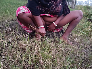 Dehati bhabhi jungle mein masti karne Gaya